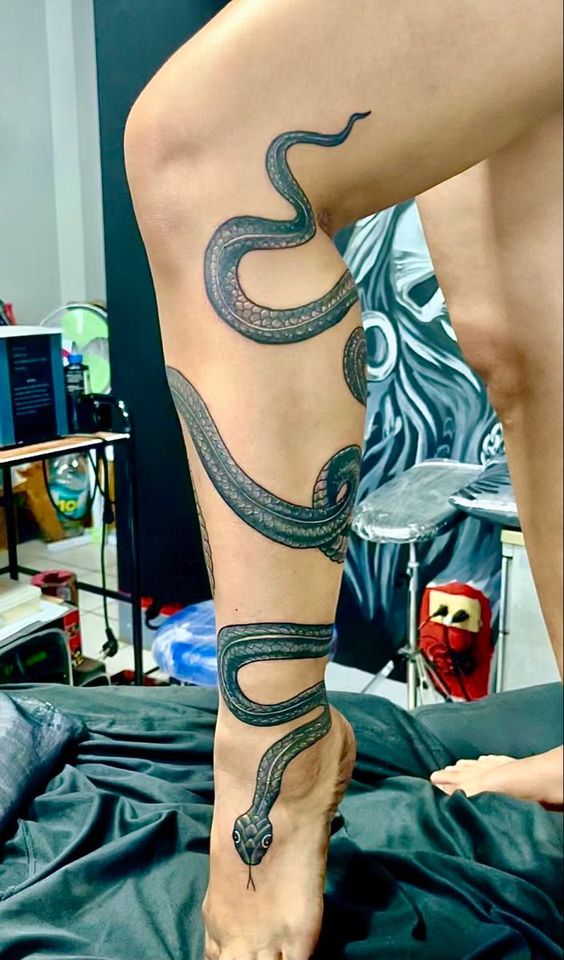 Tatouage Serpent Bleu Sur La Jambe