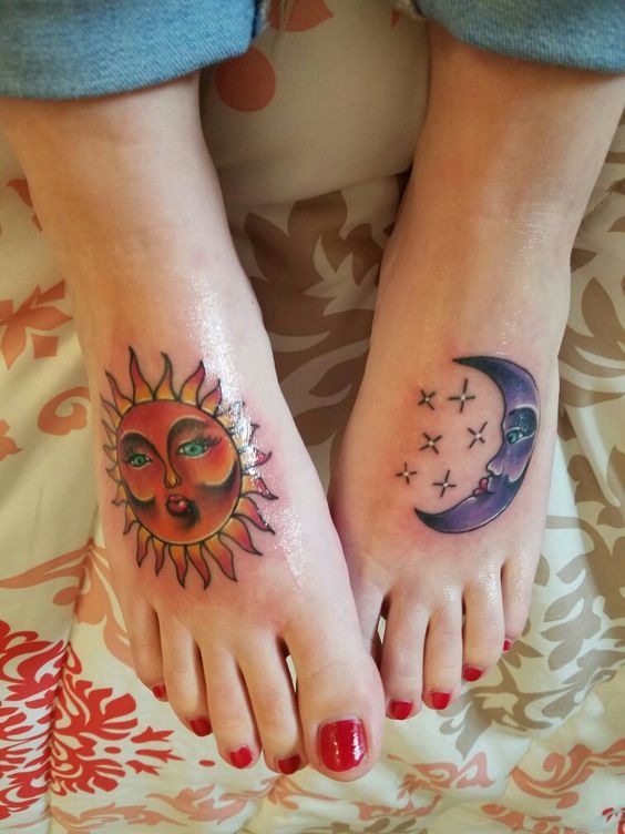 Tatouage Soleil Et Lune Colorés Old School Sur Les Pieds