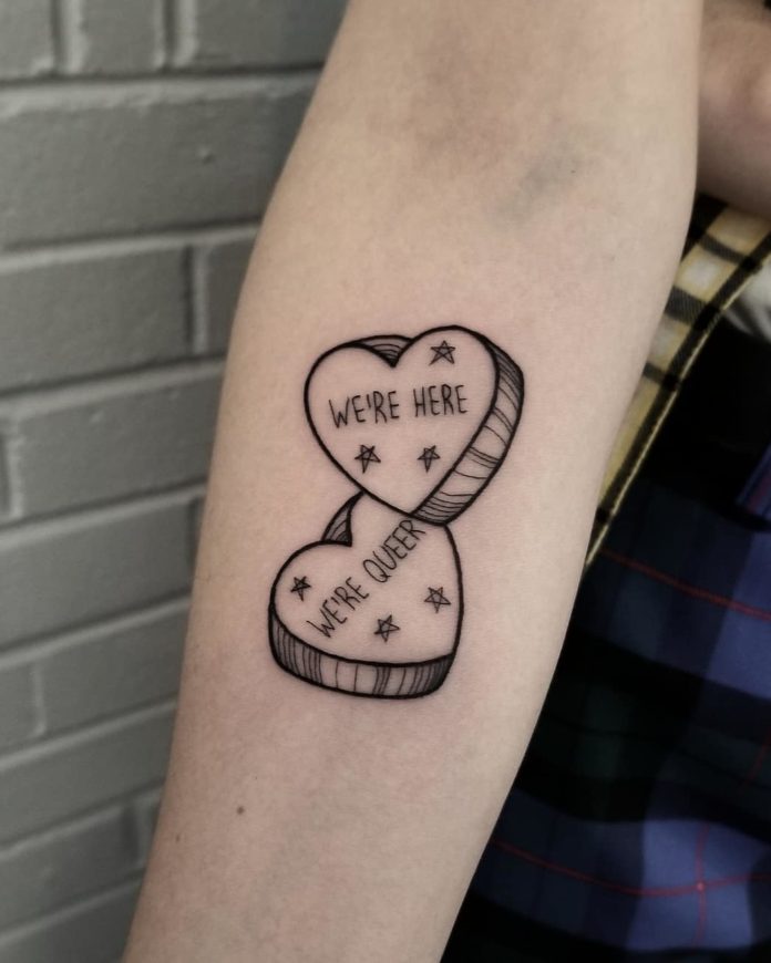 Tatouage Boites En Coeur Et Mots Sur L'avant Bras