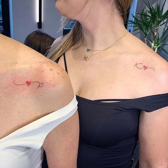Tatouage Coeur Et Initiale Sur L'épaule