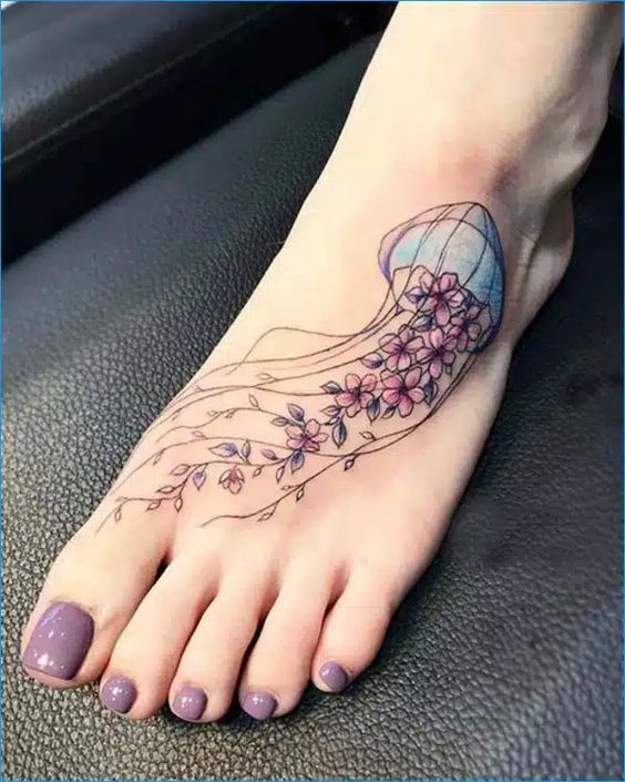 Tatouage Pied Avec Méduse Colorée Et Fleurs
