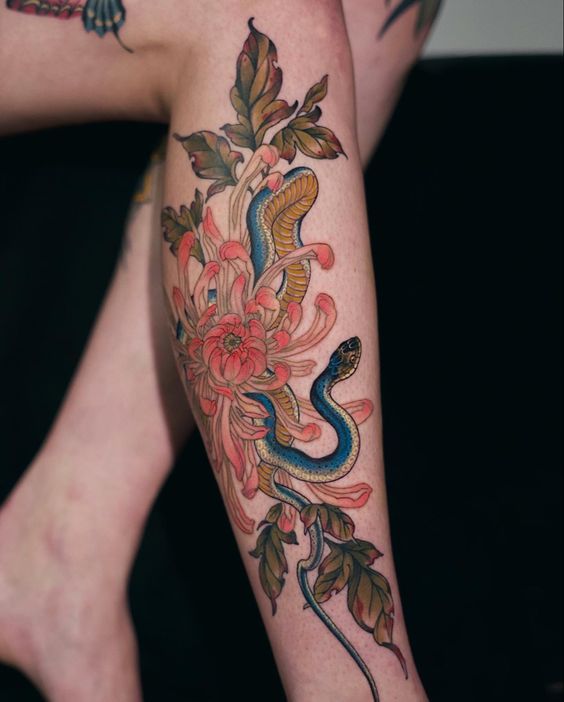 Tatouage Serpent Bleu Et Fleur Rouge Sur La Jambe