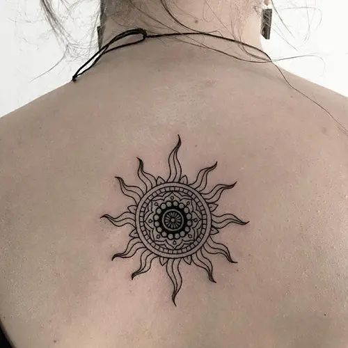 Tatouage Soleil Et Mandala Sur Le Dos