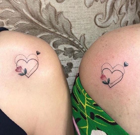 Tatouage Coeurs Et Fleurs Rouges Sur L'épaule