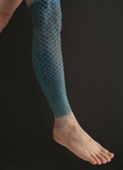 Tatouage Peau De Serpent Bleue Sur La Jambe