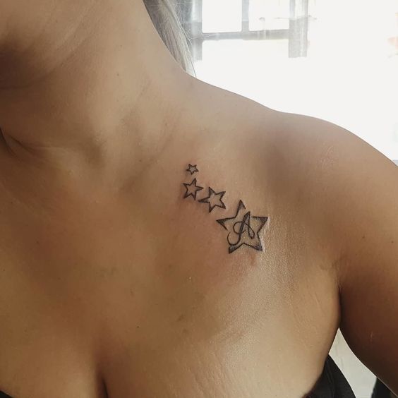 Tatouage Quatre étoiles Et Initiale Sur La Clavicule