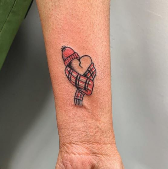 Tatouage Coeur, Cagoule Et Foulard Sur L'avant Bras