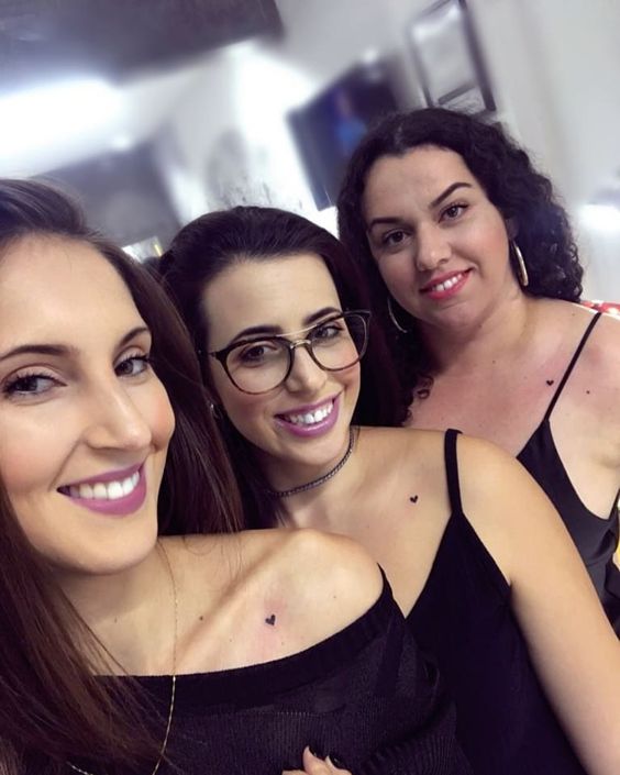 Tatouage Coeur Noir Discret Sur L'épaule