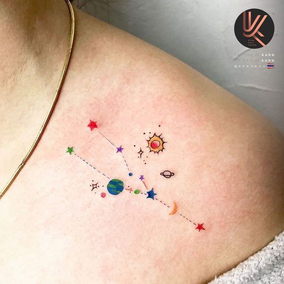 Tatouage étoiles Et Planètes Colorés Sur La Clavicule