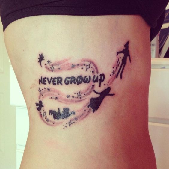 Tatouage Peter Pan Et Mots Anglais Sur Les Côtes