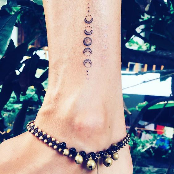 Tatouage Phases De La Lune Discret Sur La Jambe