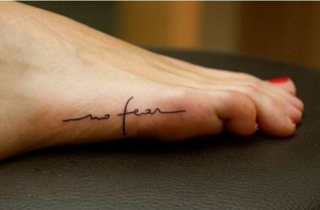 Tatouage Pied Avec Mot Inspirant « No Fear »