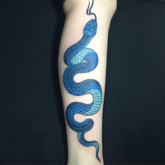Tatouage Serpent Bleu Sur La Jambe