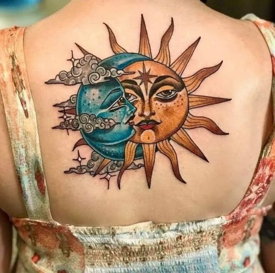 Tatouage Soleil Orange, Lune Bleue Et étoiles Sur Le Dos