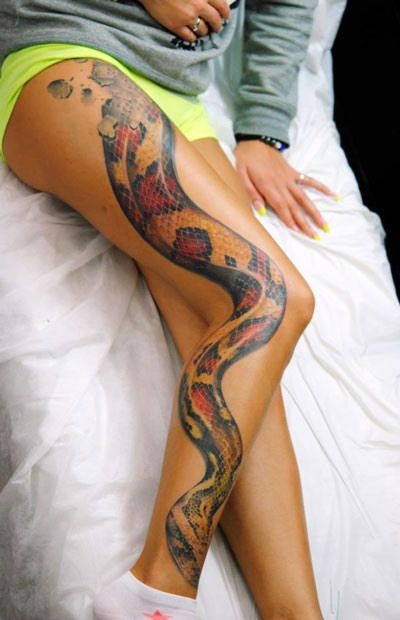 Tatouage Boa Réaliste Sur La Jambe