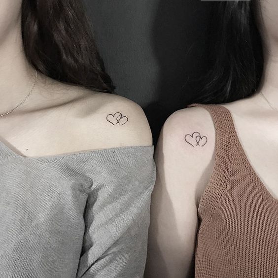 Tatouage Deux Coeurs Minimalistes Sur L'épaule