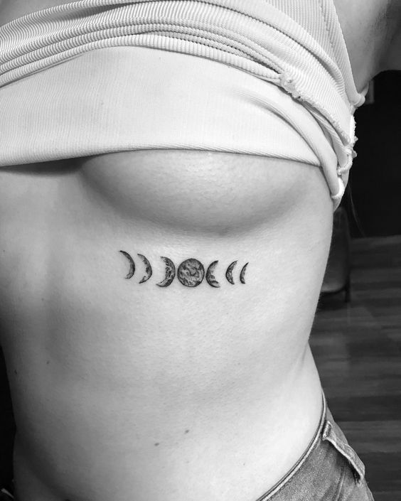 Tatouage Phases De La Lune En Noir Et Gris Sur Les Côtes