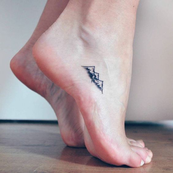 Tatouage Pied Avec Montagnes Minimalistes