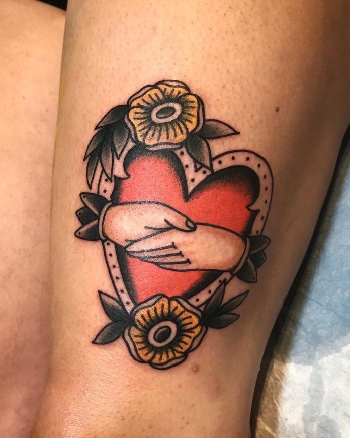 Tatouage Coeur Et Mains Old School Sur La Cuisse