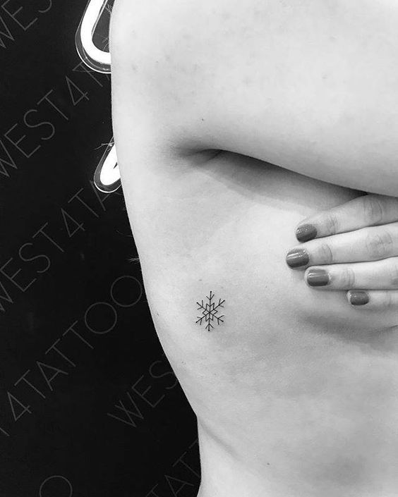 Tatouage étoile De Neige Discrète Sur Les Côtes