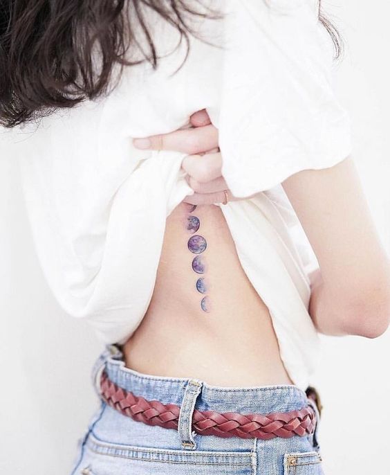Tatouage Phases De La Lune Coloré Sur Les Côtes