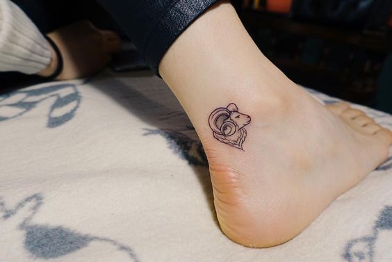 Tatouage Pied Avec Bélier Minimaliste