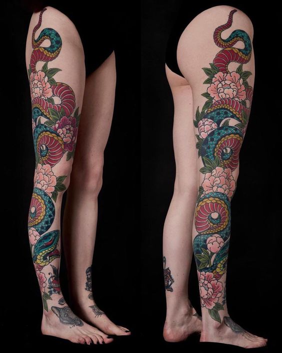 Tatouage Serpent Et Fleurs Multicolores Japonais Sur La Jambe x