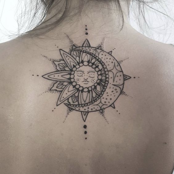 Tatouage Soleil Florale, Lune Et étoiles Sur Le Dos