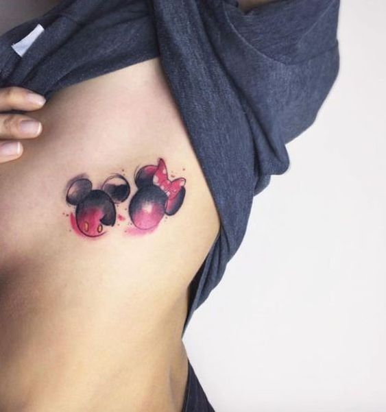 Tatouage Têtes De Mickey Et Minnie Sur Les Côtes