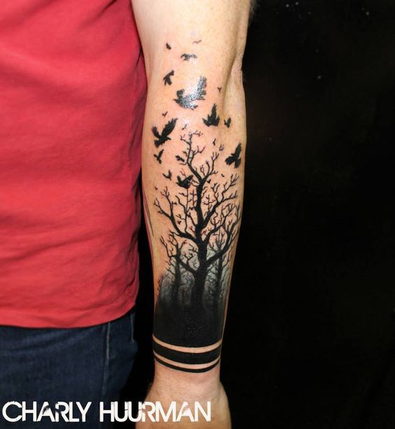 Tatouage Arbre De Vie Et Oiseaux Noirs Sur L'avant Bras