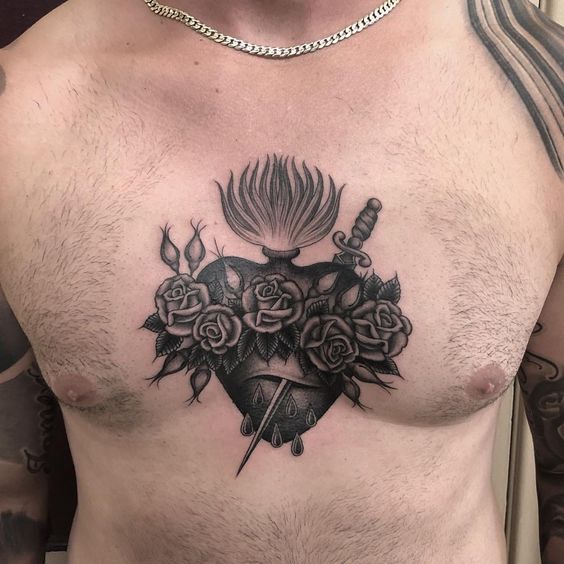 Tatouage Coeur Poignardé Et Roses En Noir Et Gris Sur Le Torse