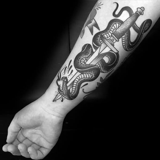 Tatouage Serpent Poignardé Old School Sur L'avant Bras