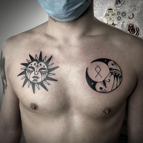 Tatouage Soleil Et Lune Avec Masques Sur Le Torse