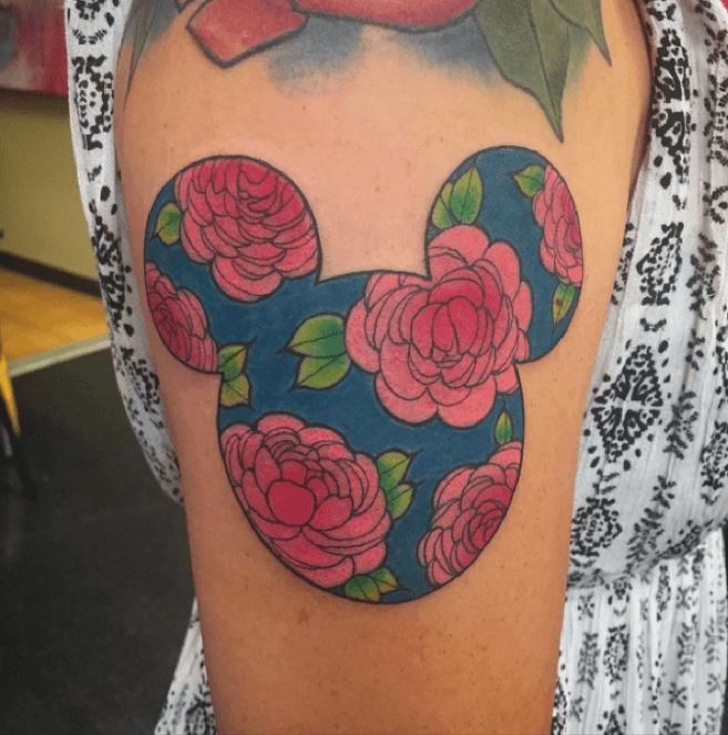 Tatouage Tête De Mickey Avec Fleur Sur Le Bras