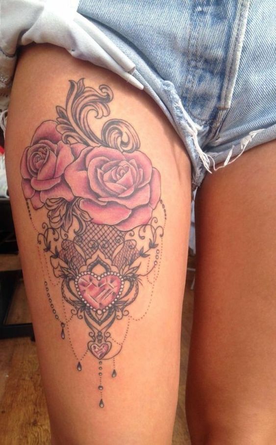 Tatouage Coeur Ornemental Et Roses Rouges Sur La Cuisse