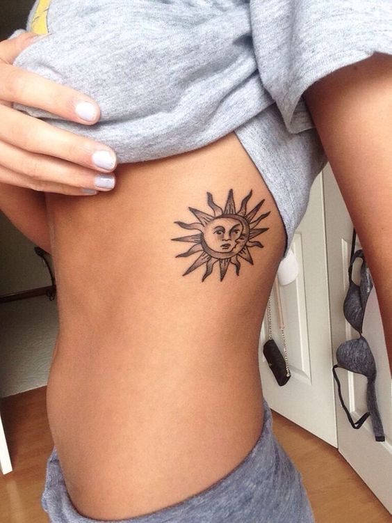 Tatouage Lune Et Soleil Sur Les Côtes