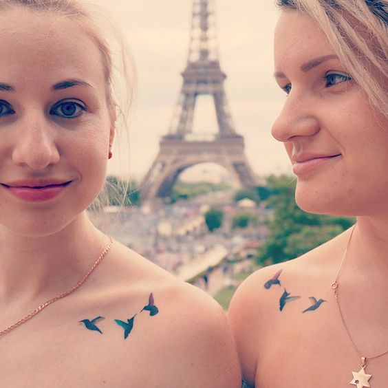 Tatouage Oiseaux Bleus Sur L'épaule