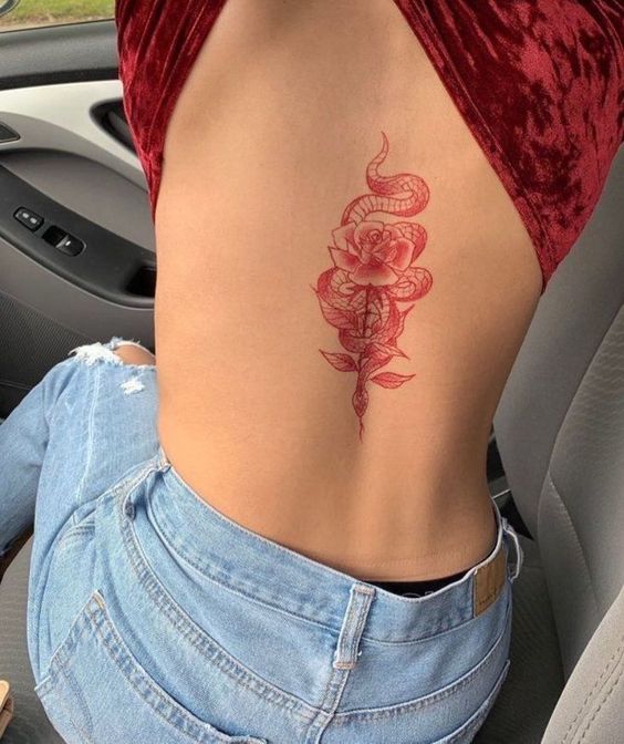 Tatouage Serpent Et Rose à L'encre Rouge Sur Le Dos