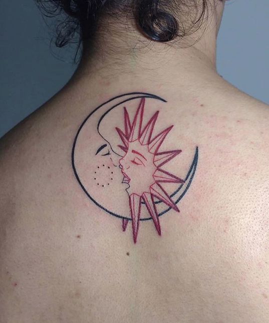 Tatouage Soleil Et Lune Qui S'embrassent Sur Le Dos