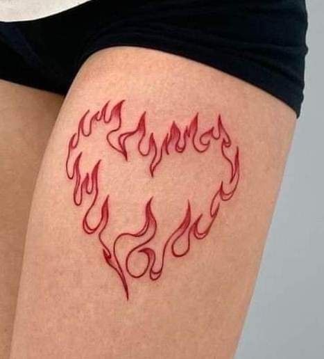 Tatouage Coeur Enflammé Sur La Cuisse