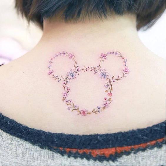 Tatouage Fleurs En Forme De Mickey Sur Le Dos