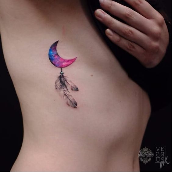 Tatouage Lune Multicolore Et Plumes Sur Les Côtes