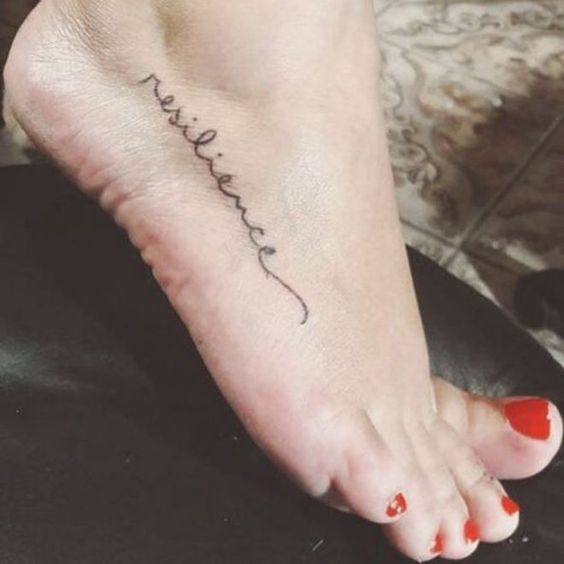 Tatouage Pied Avec Mot Inspirant « Resilience »