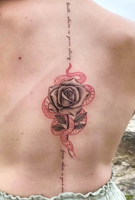 Tatouage Serpent Rouge Et Rose Noire Sur Le Dos