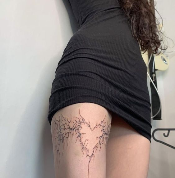 Tatouage Coeur Gothique Sur La Cuisse