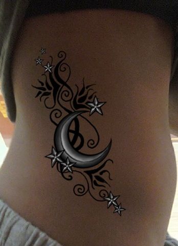Tatouage étoiles Et Lune à L'encre Blanche Sur Les Côtes