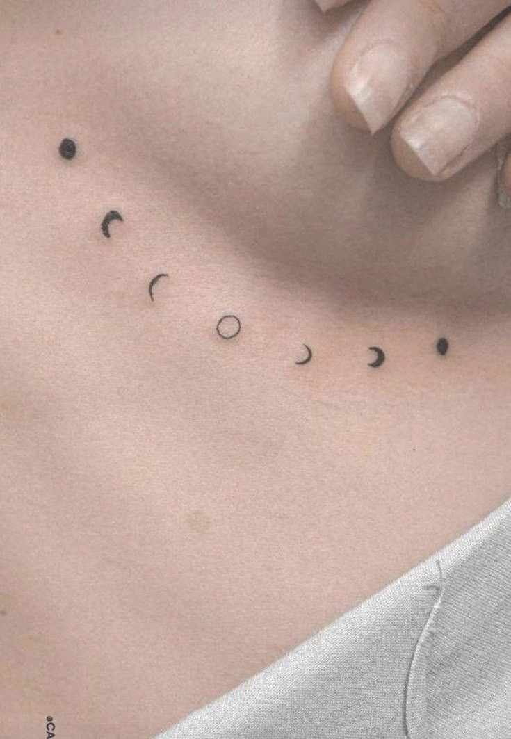 Tatouage Lunes Minimalistes Sur Les Côtes