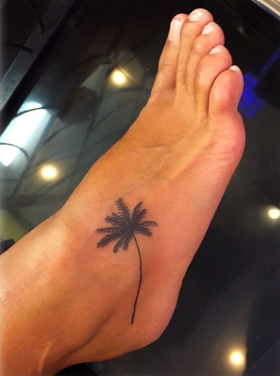 Tatouage Pied Avec Palmier Discret