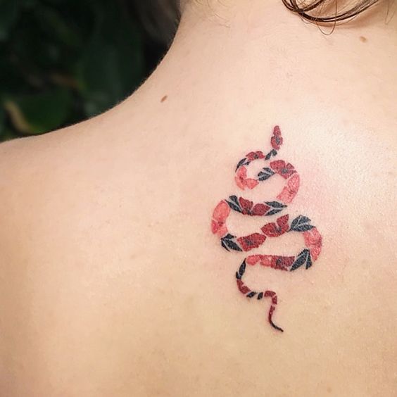 Tatouage Serpent Graphique Rouge Et Noir Sur Le Dos
