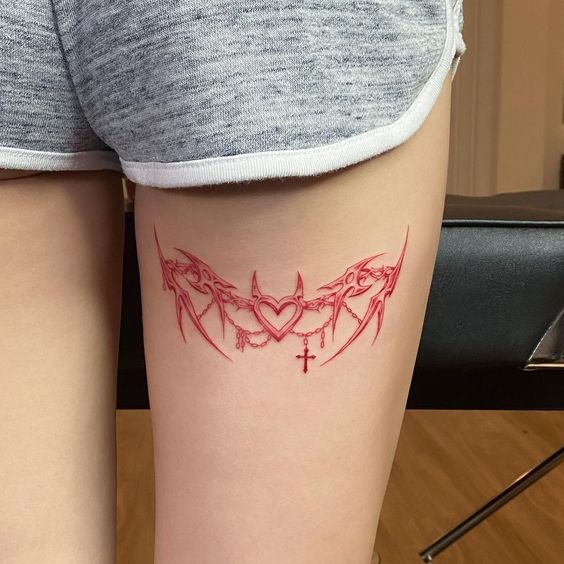 Tatouage Coeur Gothique à L'encre Rouge Sur La Cuisse